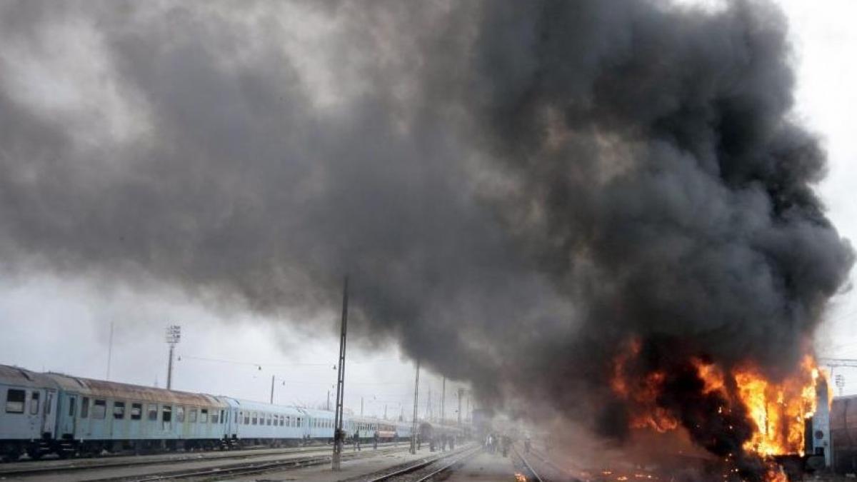 Incendiu în gara din Câmpina. Un vagon cu cocs a luat foc