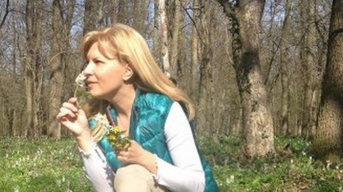 Relaxare în week-end! Elena Udrea, şedinţă foto în pădure