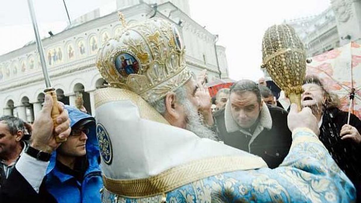 Credinţa se măsoară în BANI grei. Biserica Ortodoxă Română e una din cele mai PROFITABILE instituţii din ţară