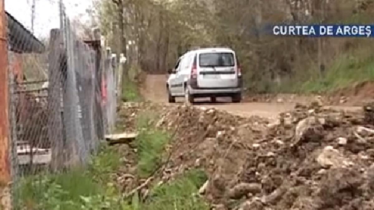 Dorel urcă drumul până la cer. Oamenii nu mai au cum să-şi scoată maşinile din curţi