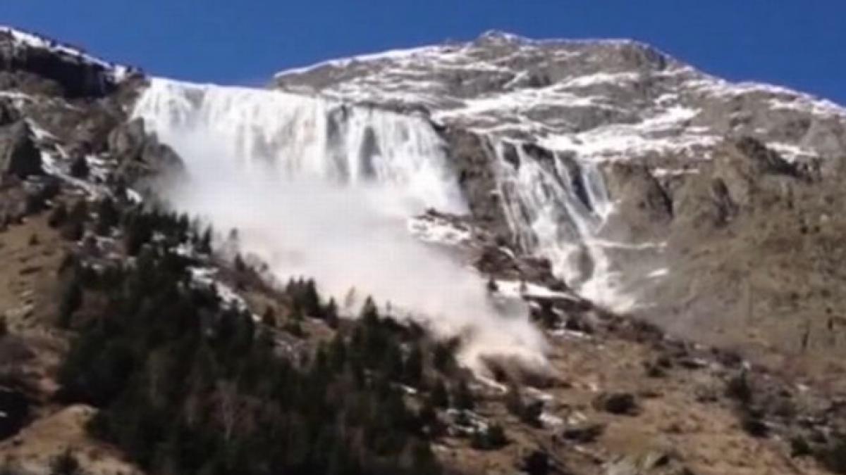 Avalanşă spectaculosă în Alpii Francezi