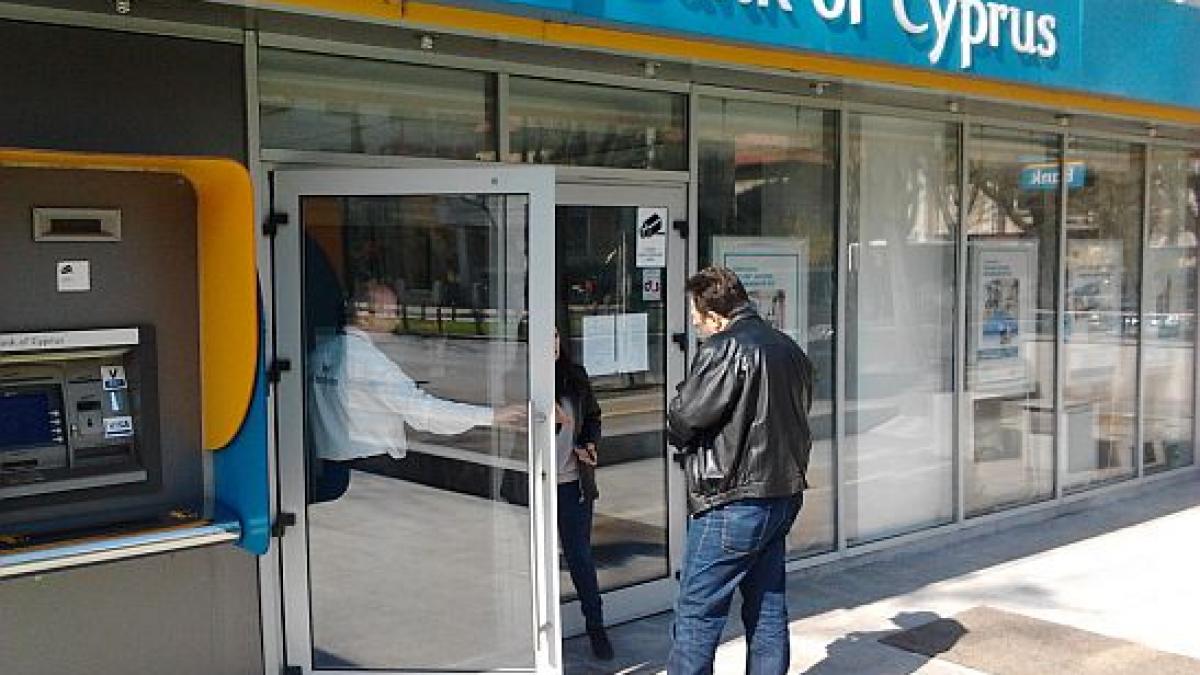 Mii de clienţi din România ai Bank of Cyprus sunt disperaţi, după acest anunţ. &quot;E o bătaie de joc&quot;