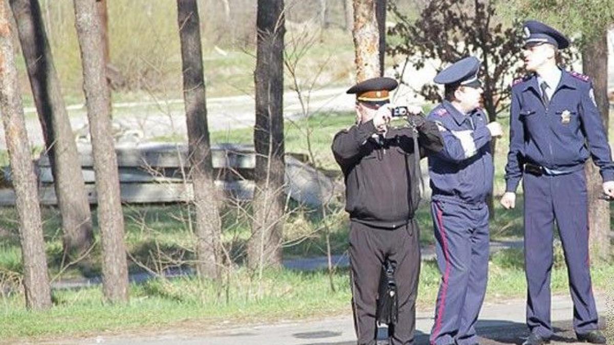 S-a întâmplat ieri, în mijlocul Capitalei. Poliţiştii se uitau ca la circ; în loc să acţioneze, făceau POZE