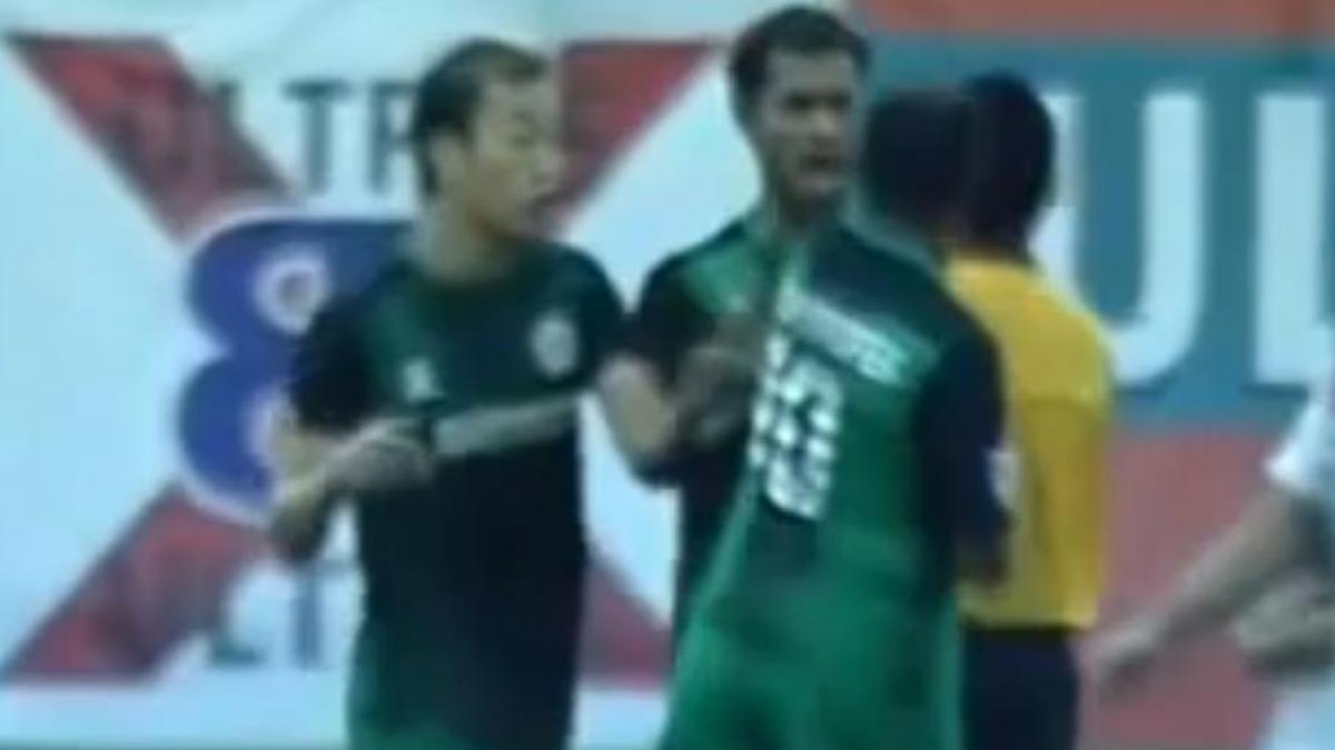 Un fotbalist indonezian a fost suspendat pe viaţă pentru lovirea unui arbitru