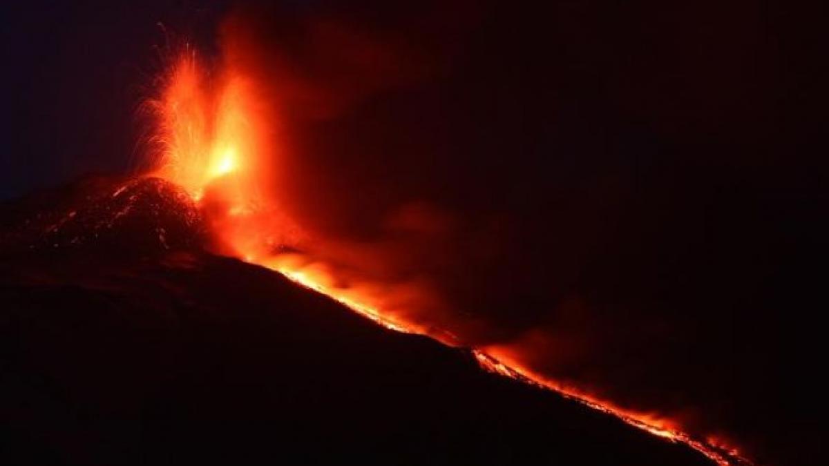 Trei &quot;guri de foc&quot; s-au deschis în Italia. Imagini spectaculoase cu o erupţie extrem de violentă