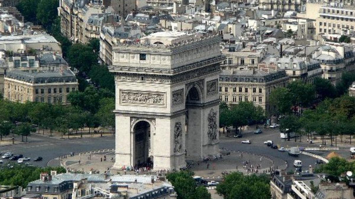 Alertă cu BOMBĂ la Paris. Una dintre cele mai aglomerate zone ale capitalei franceze a fost evacuată