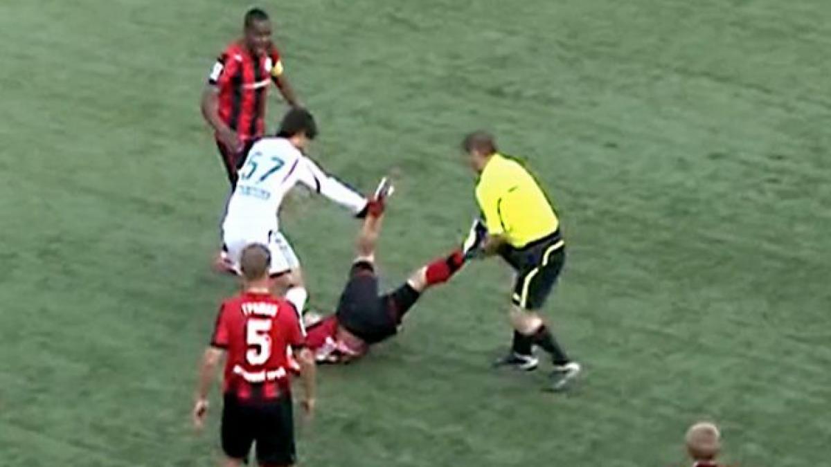 Arbitru de fotbal SUSPENDAT pe viaţă, după ce A BĂTUT un jucător