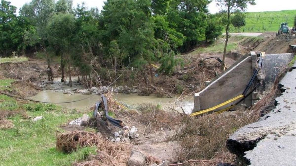 Mai multe case şi terenuri agricole, inundate în Suceava, în urma unei ploi torenţiale