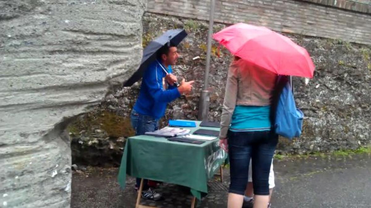 Cum vrea un ţigan român să strângă bani de la trecătorii italieni, în Roma. Ce le spune oamenilor