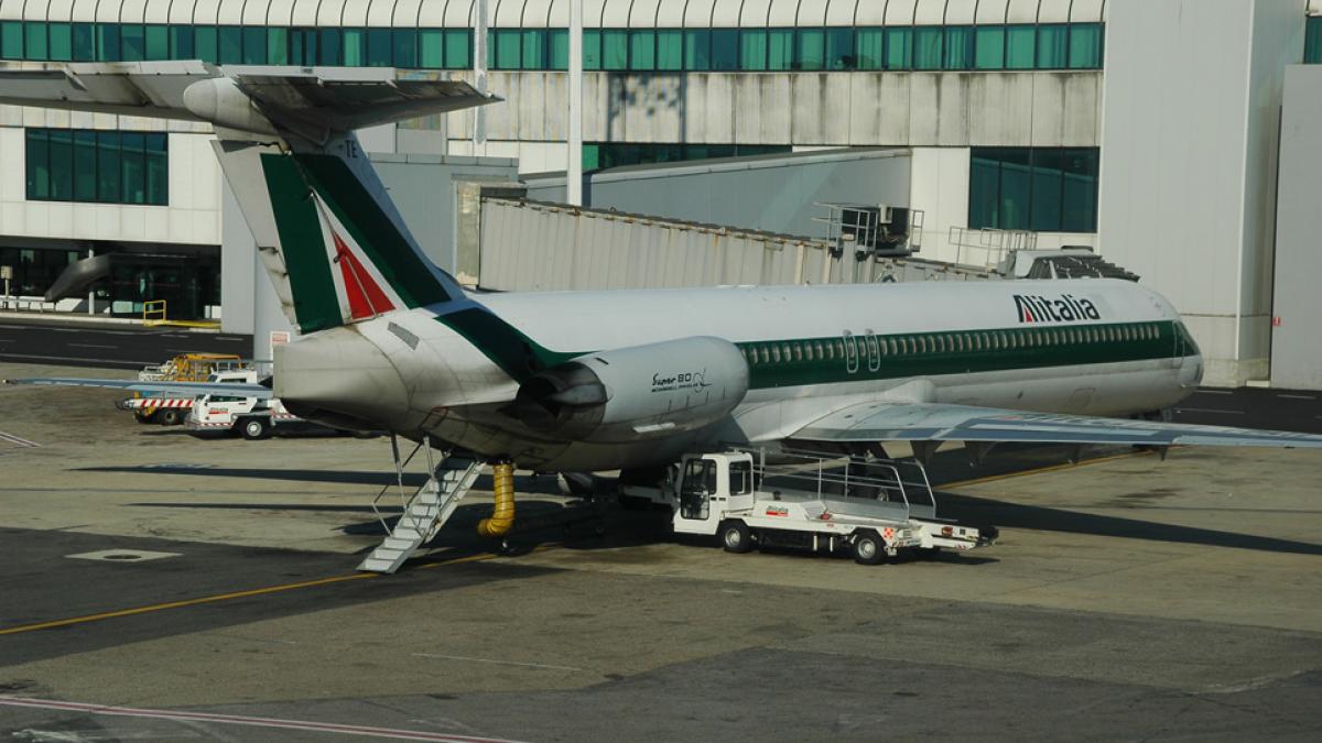 Nouăzeci de angajaţi Alitalia, arestaţi pentru furturi de bagaje