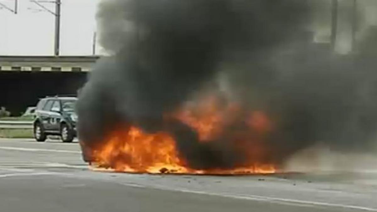 O maşină a ars ca o torţă pe autostrada A2