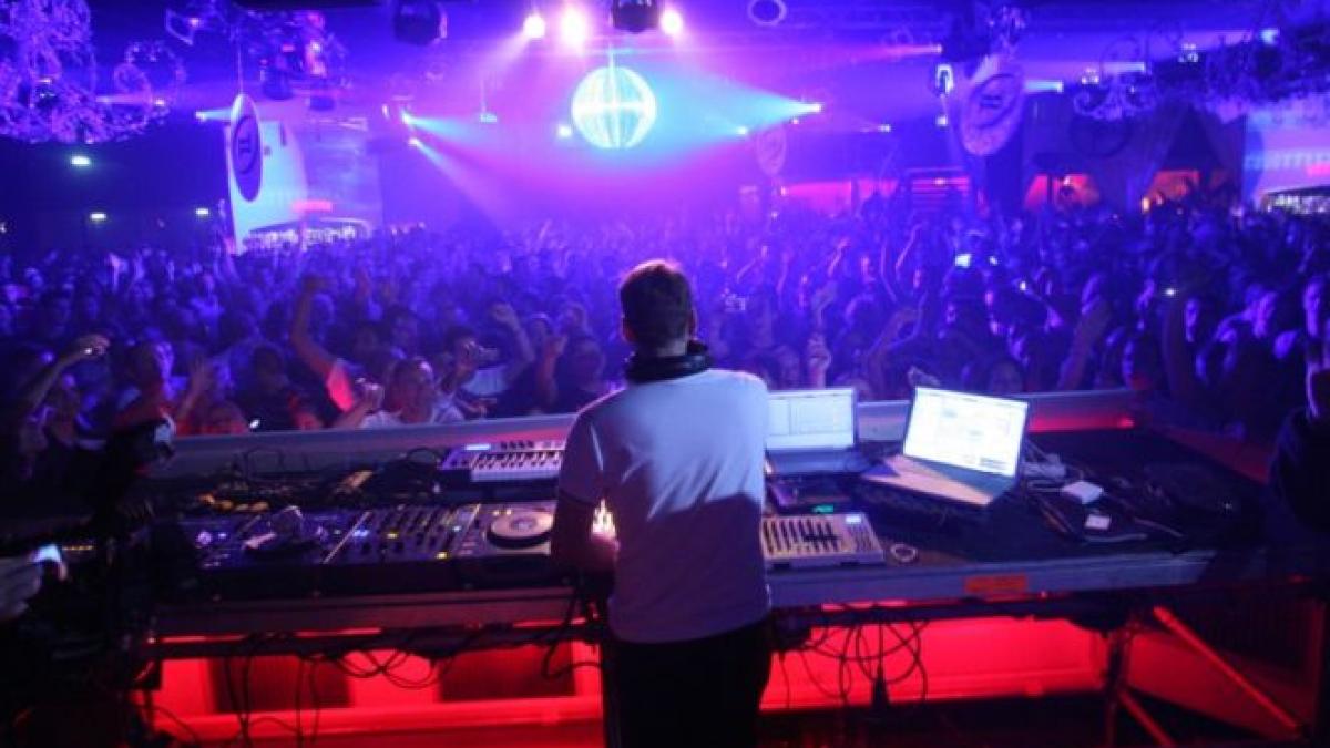 Dosar penal pentru muzică descărcată ilegal de pe internet. Un DJ român făcea atmosferă în club cu piese furate