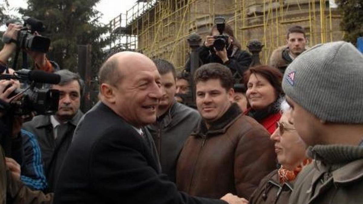 Incident la vizita preşedintelui Băsescu la o mănăstire din Bistriţa-Năsăud. Un bărbat a sărit în faţa maşinii în care se afla şeful statului