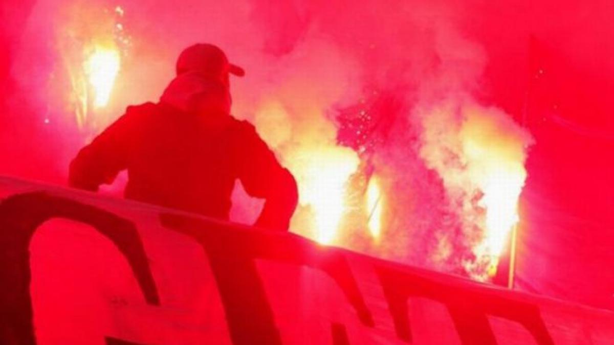 Meciul Steaua-Dinamo întrerupt, după ce fanii au aruncat torţe în teren. Roş-albaştrii i-au bătut pe &quot;câini&quot; cu 2-0 