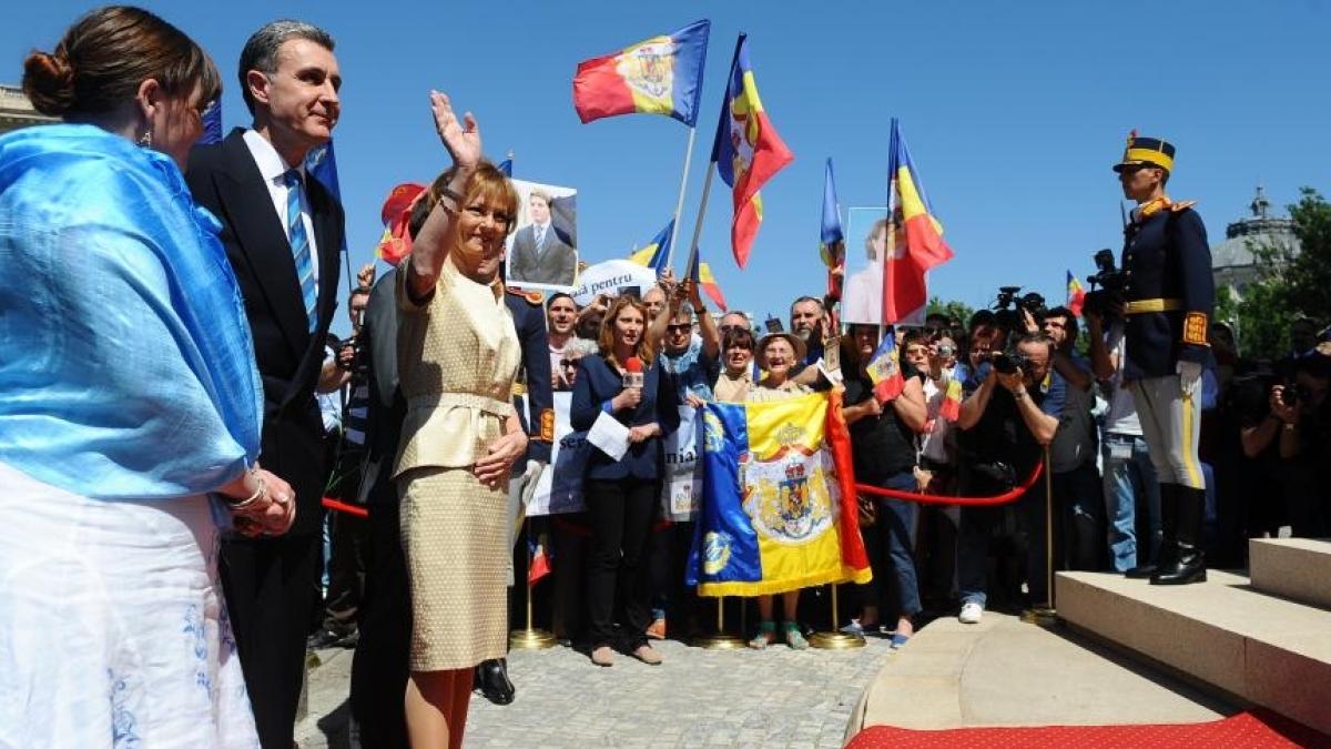 ZIUA REGALITĂŢII: Principesa Margareta şi principele Radu au depus buchete de flori la statuia Regelui Carol I