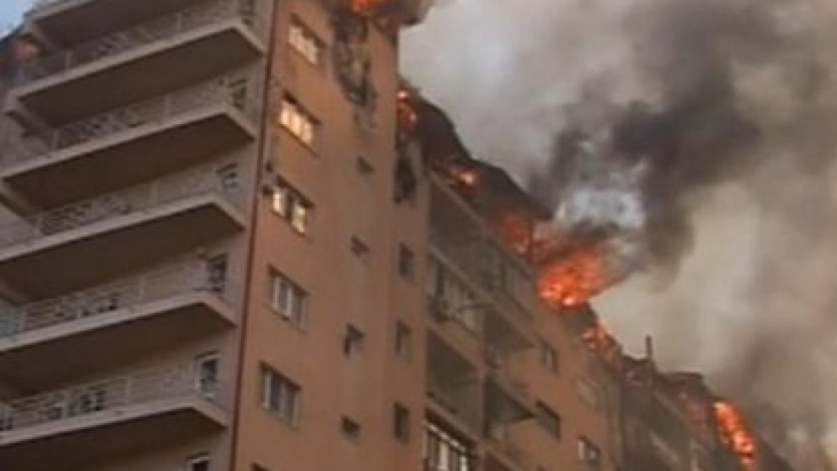 Douăsprezece apartamente, dintre care opt locuite, au ars în urma unui incendiu, în Huşi