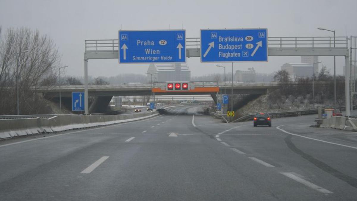 Austria. Doi români au fost loviţi de maşini, în timp ce încercau să traverseze o autostradă