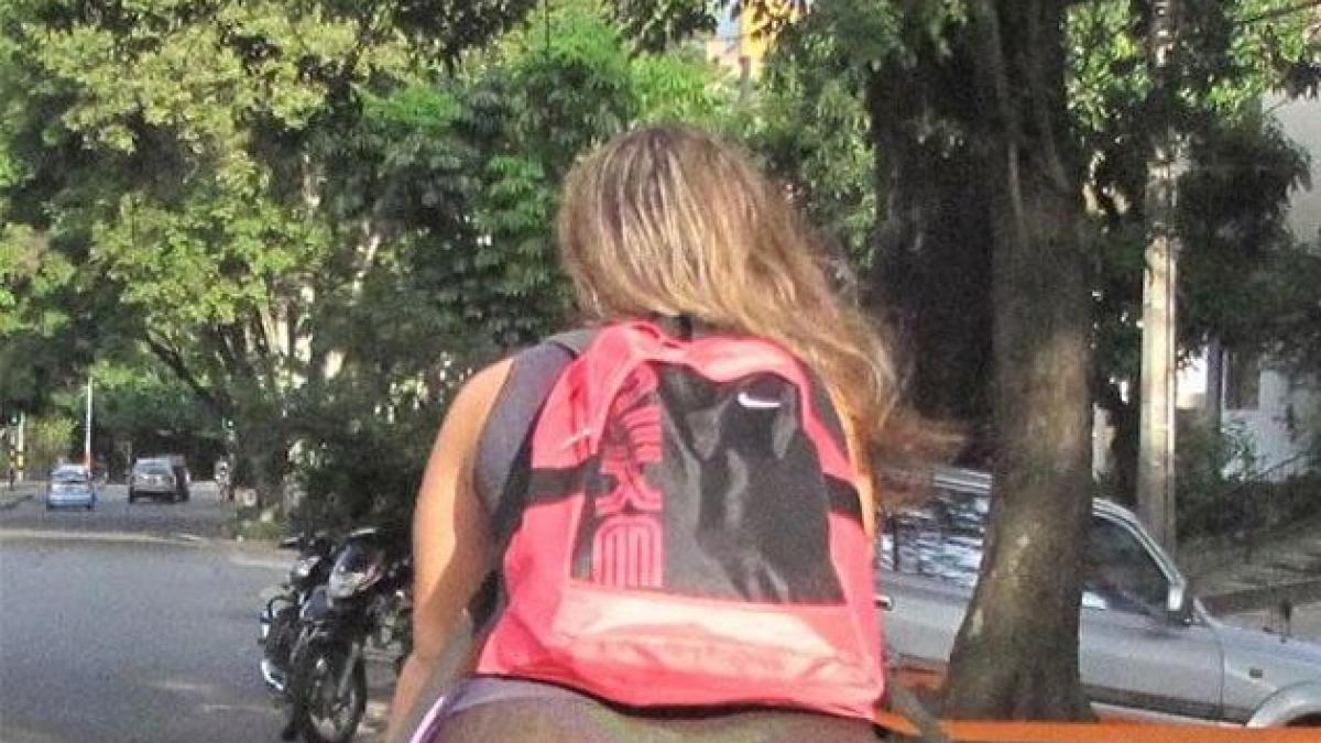 Imaginea surprinsă pe o stradă din Bucureşti. TOŢI şoferii care treceau pe lângă ea claxonau fără oprire. Cum era îmbrăcată biciclista