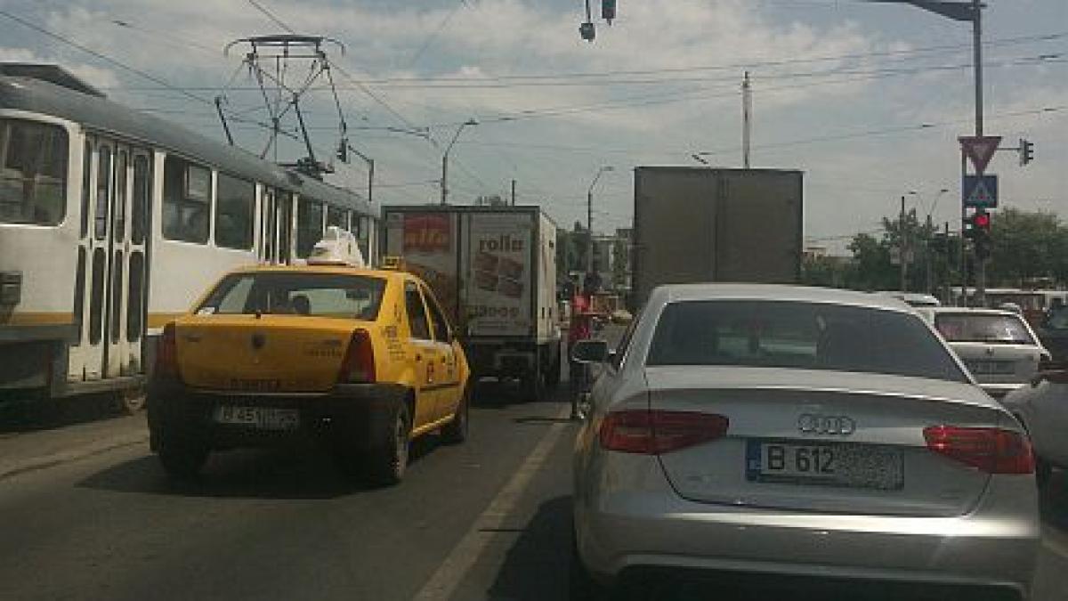 Se întâmplă în Bucureşti, la fiecare intersecţie, iar Poliţia nu ia nicio măsură