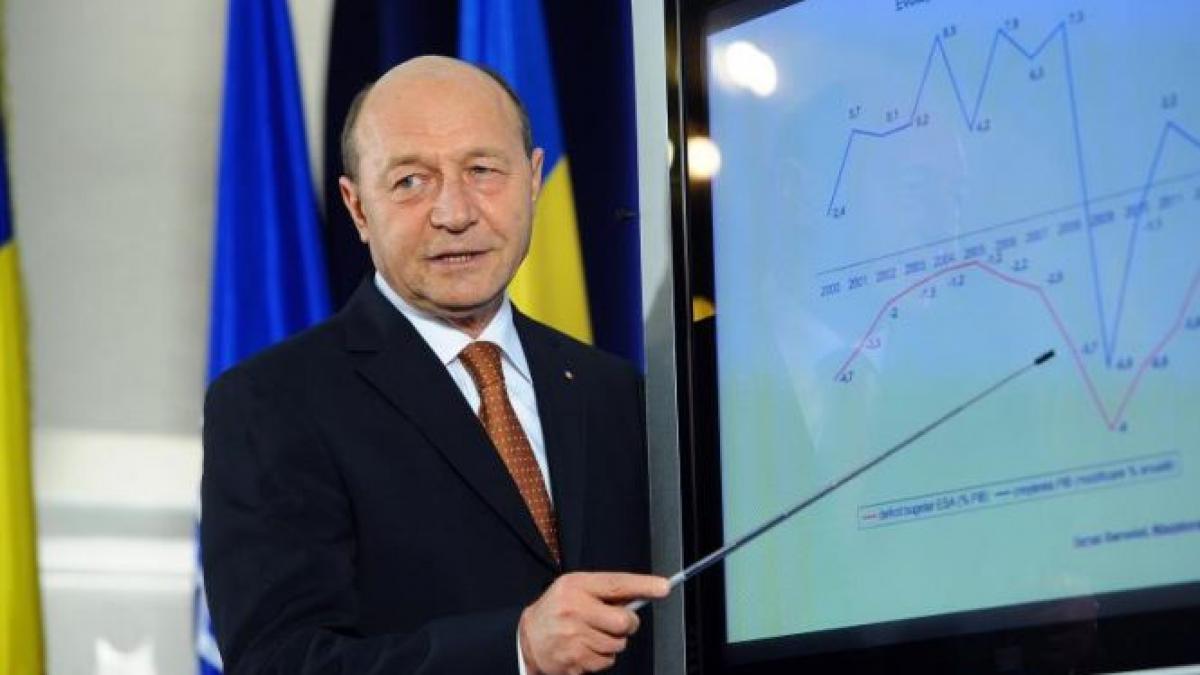 Băsescu a anunţat promulgarea legii de accelerare a restituirilor