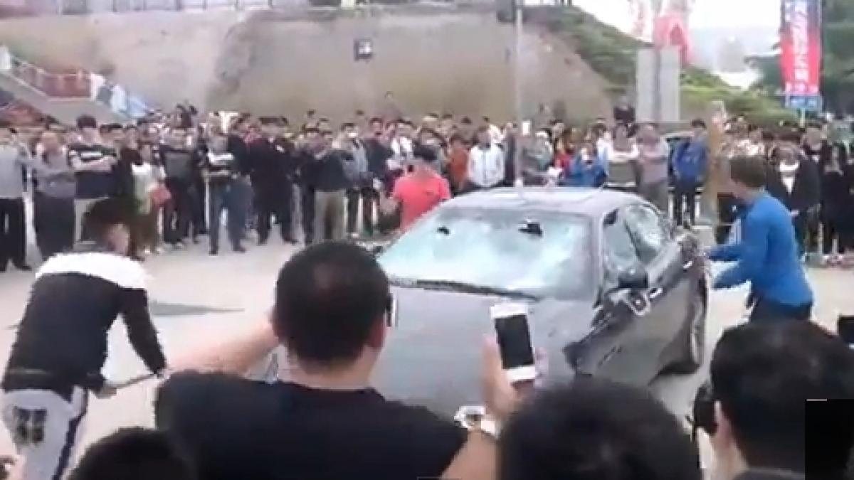 Un chinez a angajat câţiva oameni sa-i distrugă în public Maserati-ul, ca protest faţă de cum a fost tratat în service 