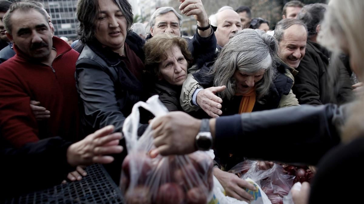 Protest inedit la Atena. Producătorii agricoli au împărţit fructe şi legume gratis