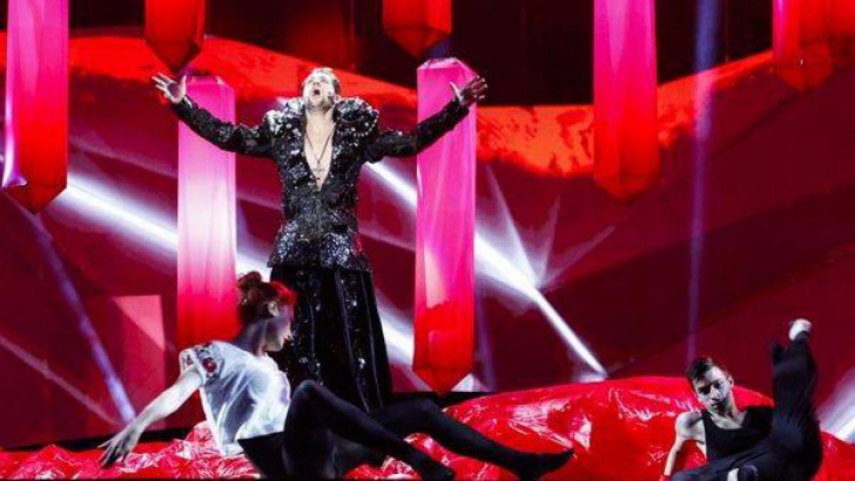 EUROVISION 2013. Ce a spus prezentatoarea despre Oatu, imediat după prestaţia lui: &quot;Sub FUSTA oricărui bărbat se găseşte asta&quot;