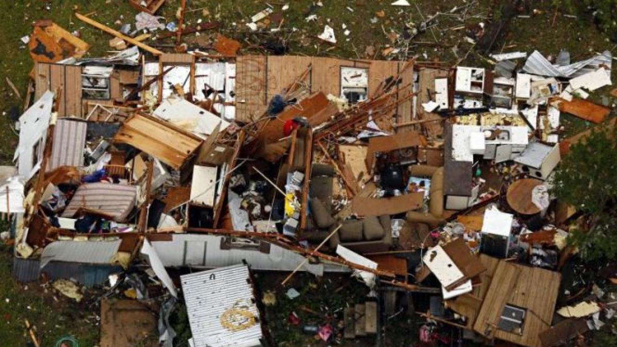 Patru state americane, devastate de tornade. Zeci de case au fost distruse