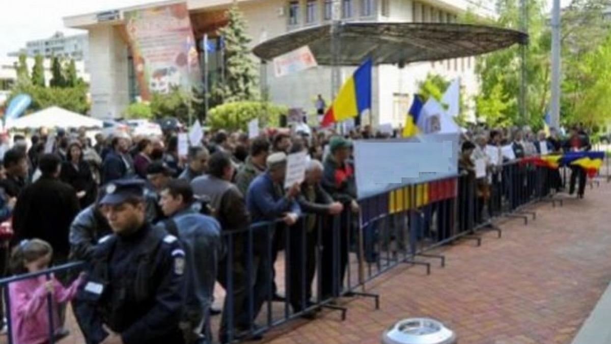 Protest spontal la Remarul &quot;16 Februarie&quot;. Peste 200 de angajaţi, nemulţumiţi că nu şi-au primit salariile de două  luni