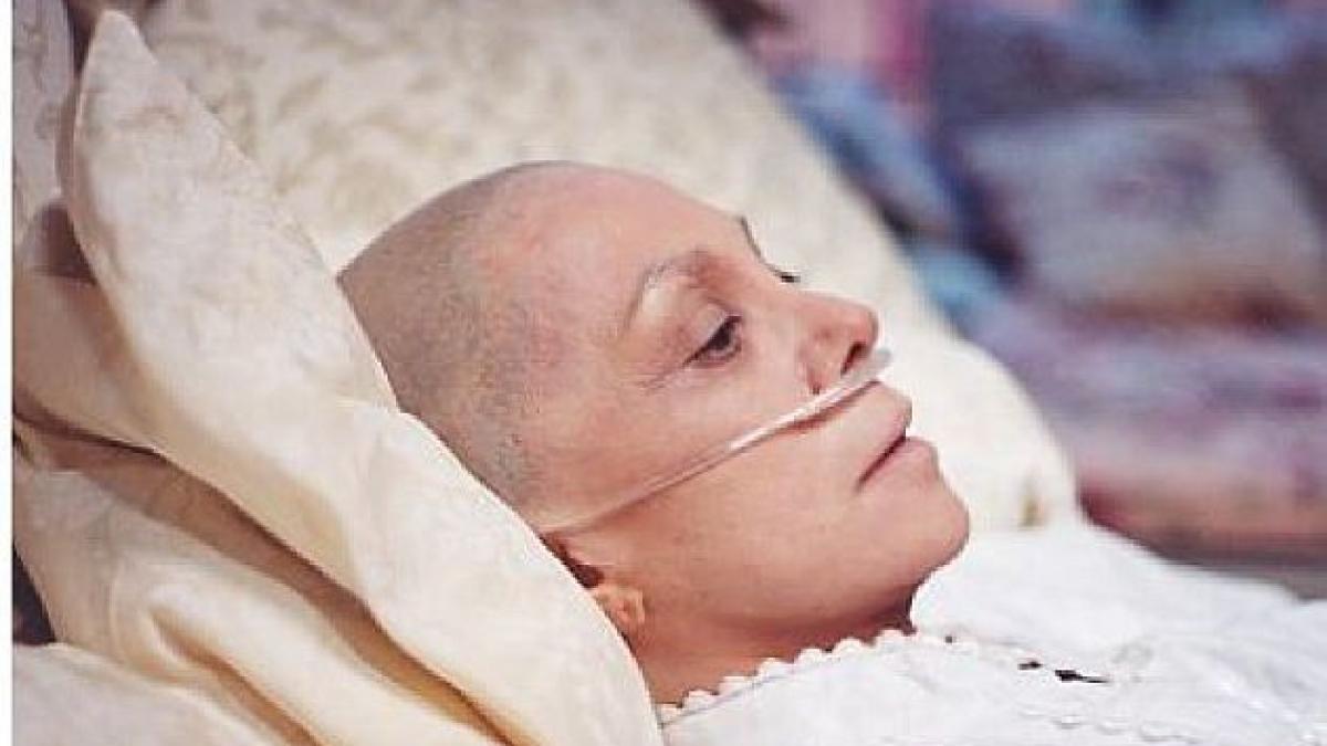 Bolnavă de cancer a rămas fără pensie, pentru că s-a &quot;însănătoşit&quot;. Metoda umilitoare, practicată de autorităţi