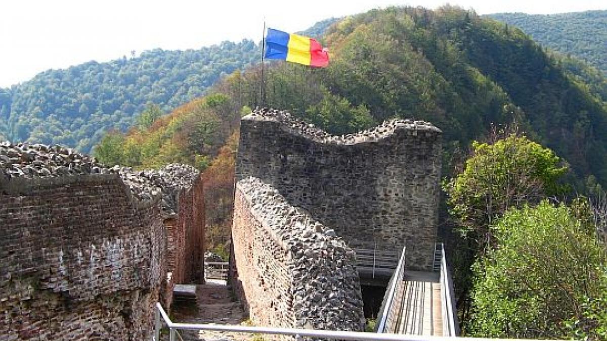 Drapelul României a fost ridicat şi în Cetatea Poenari. România va ajunge în Cartea Recordurilor, pe 27 Mai