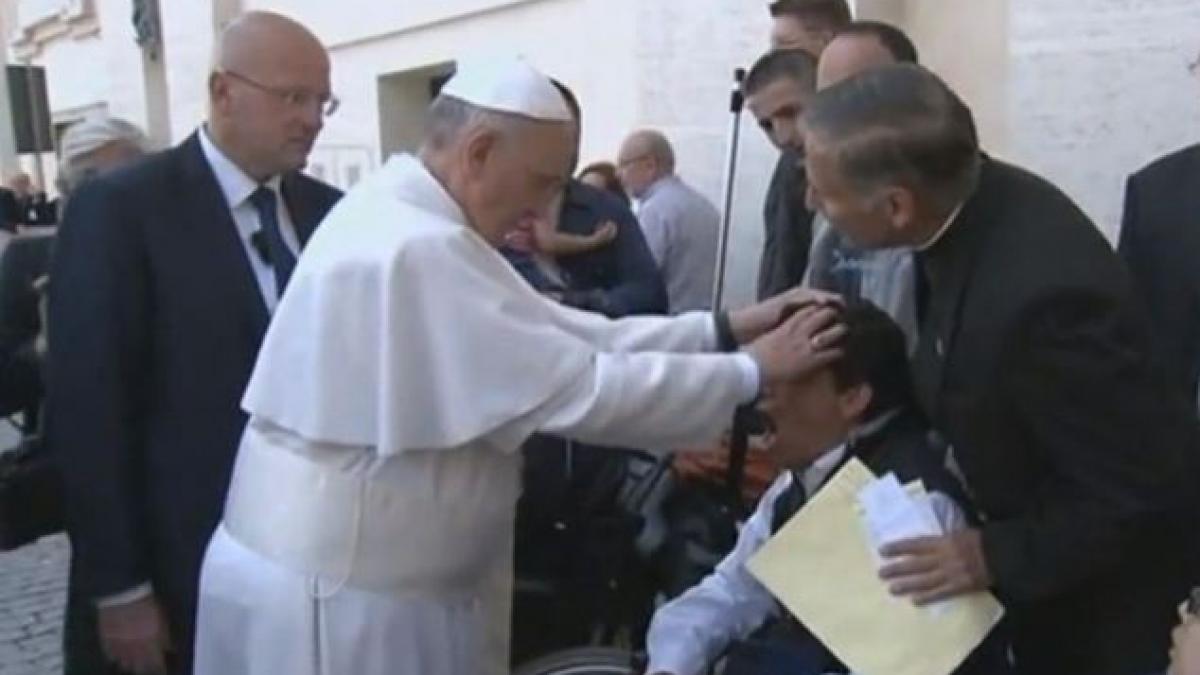 Papa Francisc este exorcist? O scenă şocantă a avut loc în piaţa Sfântul Petru