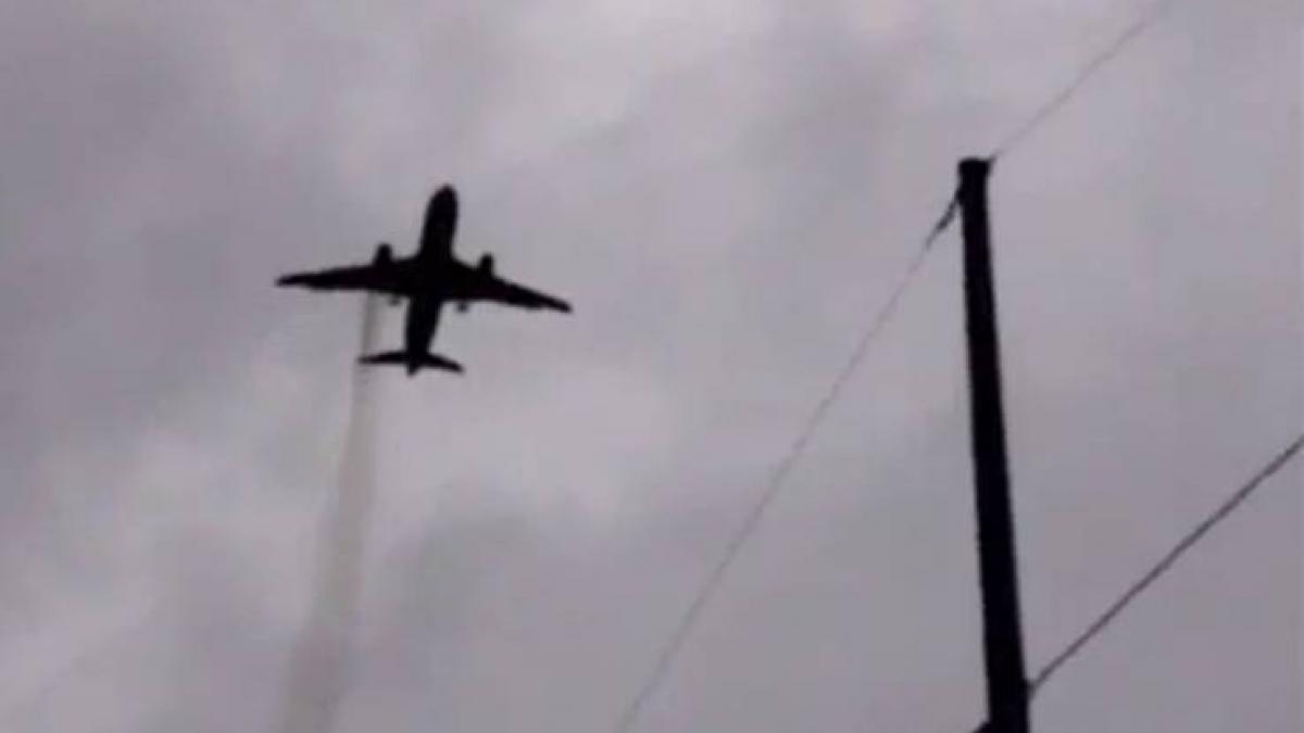 Aeroportul Heathrow a fost închis. Un avion de pasageri a aterizat forţat, cu un motor în flăcări