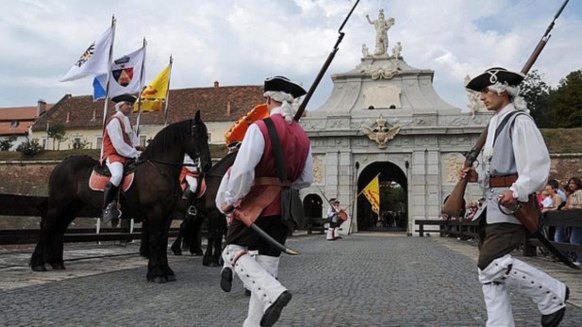 Drapelul României, ridicat în cetatea Marii Uniri. Pregătirile pentru ziua de 27 Mai au intrat în linie dreaptă