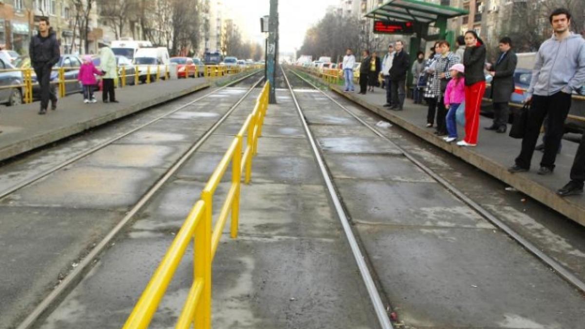 Tupeu de Bucureşti. Un şofer şi-a parcat maşina neregulamentar şi a blocat 15 tramvaie