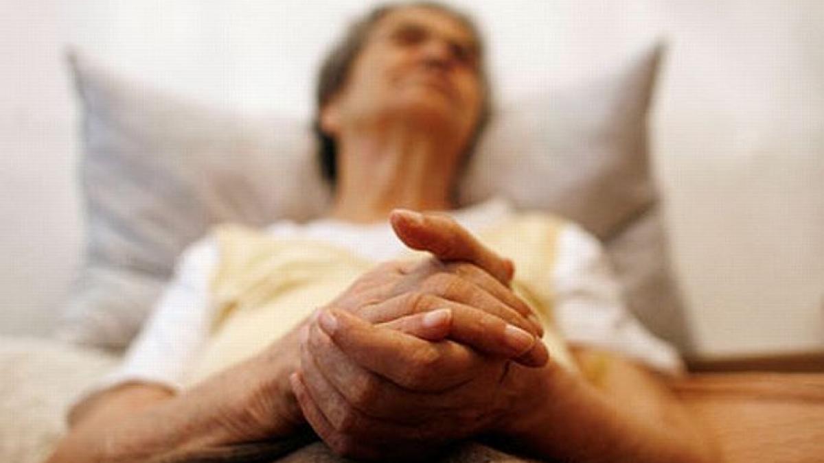 Blestemaţi de soartă, UMILIŢI de cei care ar trebui să îi ajute. Bătrână bolnavă cu Alzheimer şi hematom cerebral, considerată SĂNĂTOASĂ de comisia de evaluare