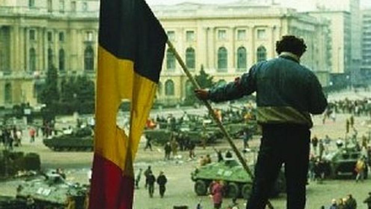 Drapelul României cu stema tăiată, simbolul Revoluţiei de la 1989. &quot;Era marcată LIBERTATEA, sfârşitul comunismului&quot;