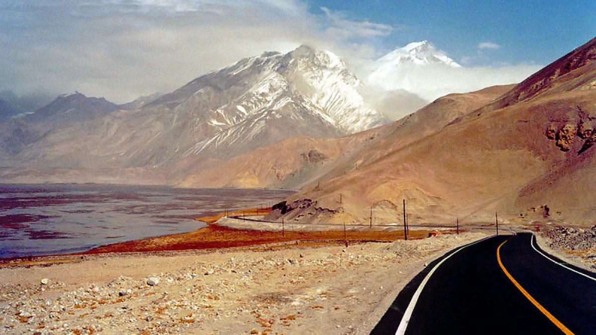 В пути g. Karakoram Highway. Karakoram Road. Дорога в Пакистане. Karakoram Highway China to Pakistan.