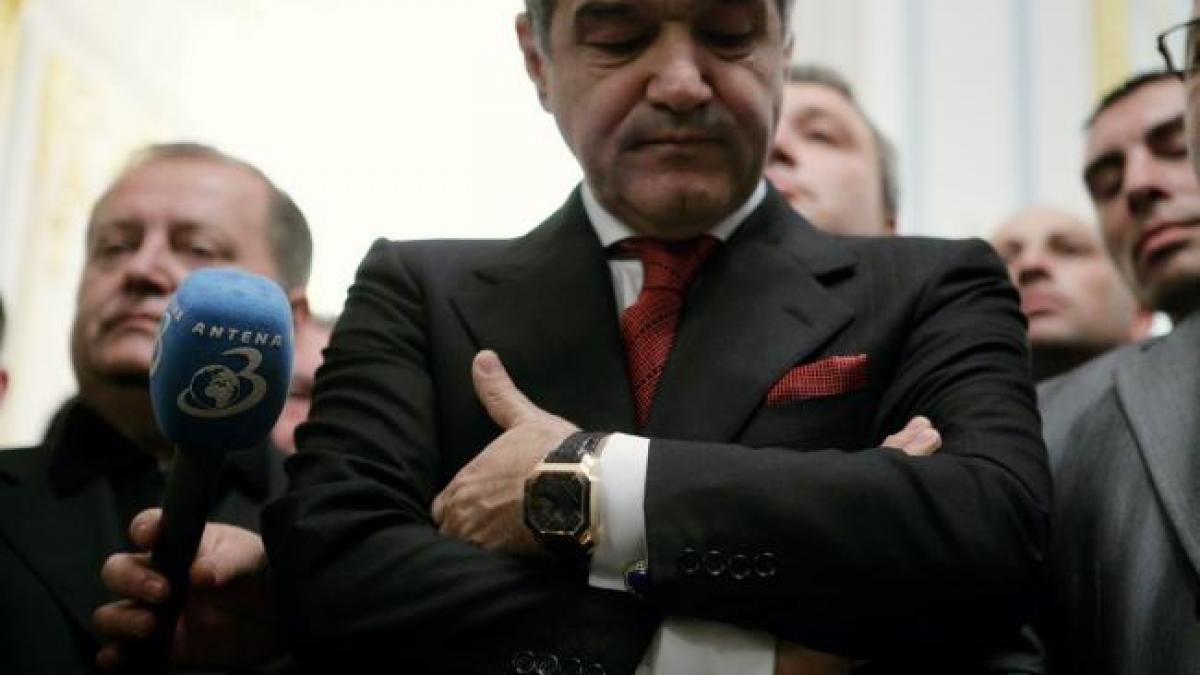 Gigi Becali a urmărit petrecerea de după gratii. N-a avut nici şampanie, nici artificii, ci s-a bucurat alături de colegii de celulă