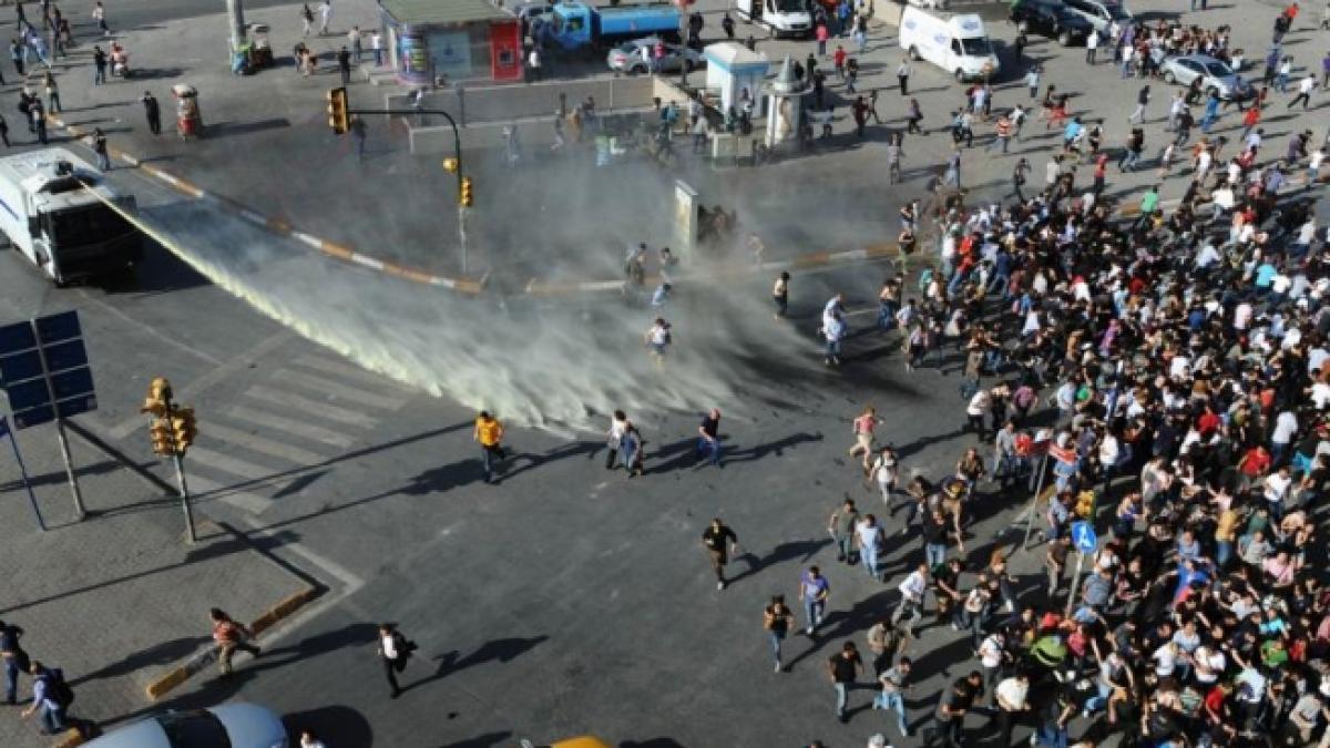 Mii de manifestanţi au ocupat Piaţa Taksim din centrul Istanbul. Forţele de ordine s-au retras LIVE VIDEO