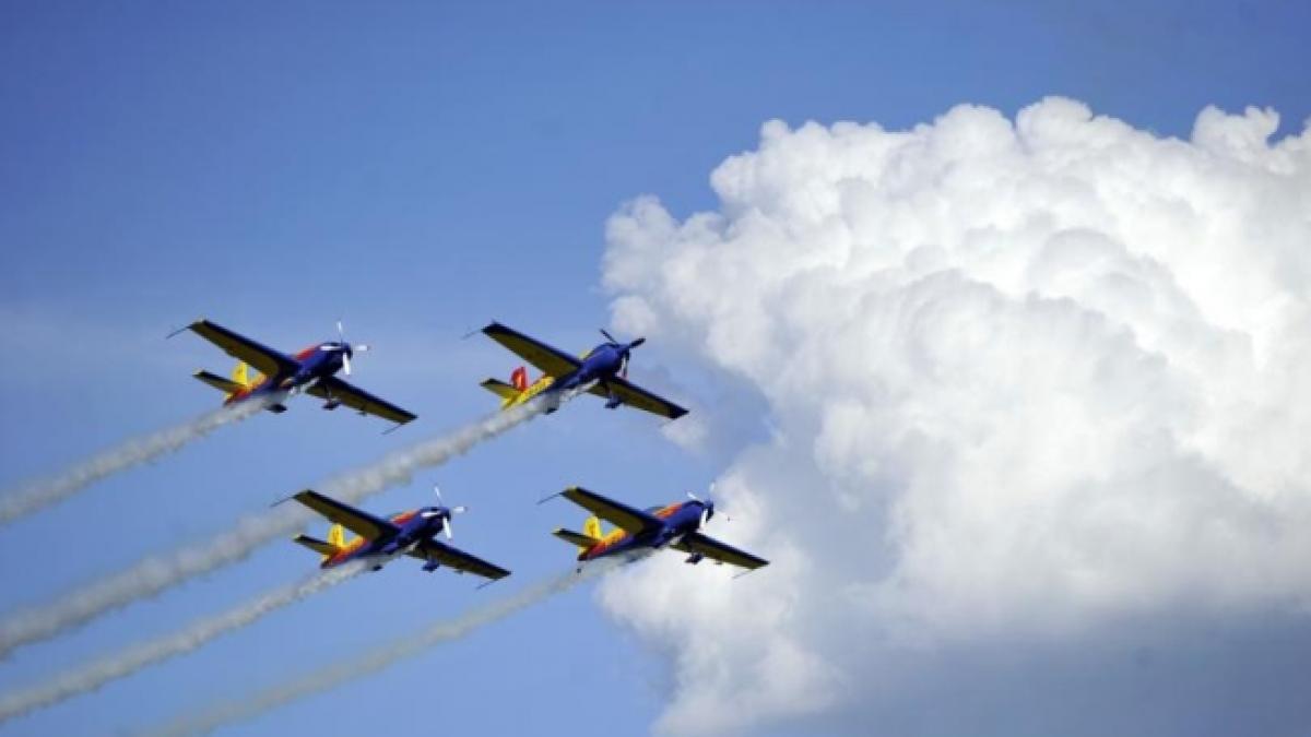 Spectacol pe cer, de Ziua Copilului, la Aerodromul Clinceni