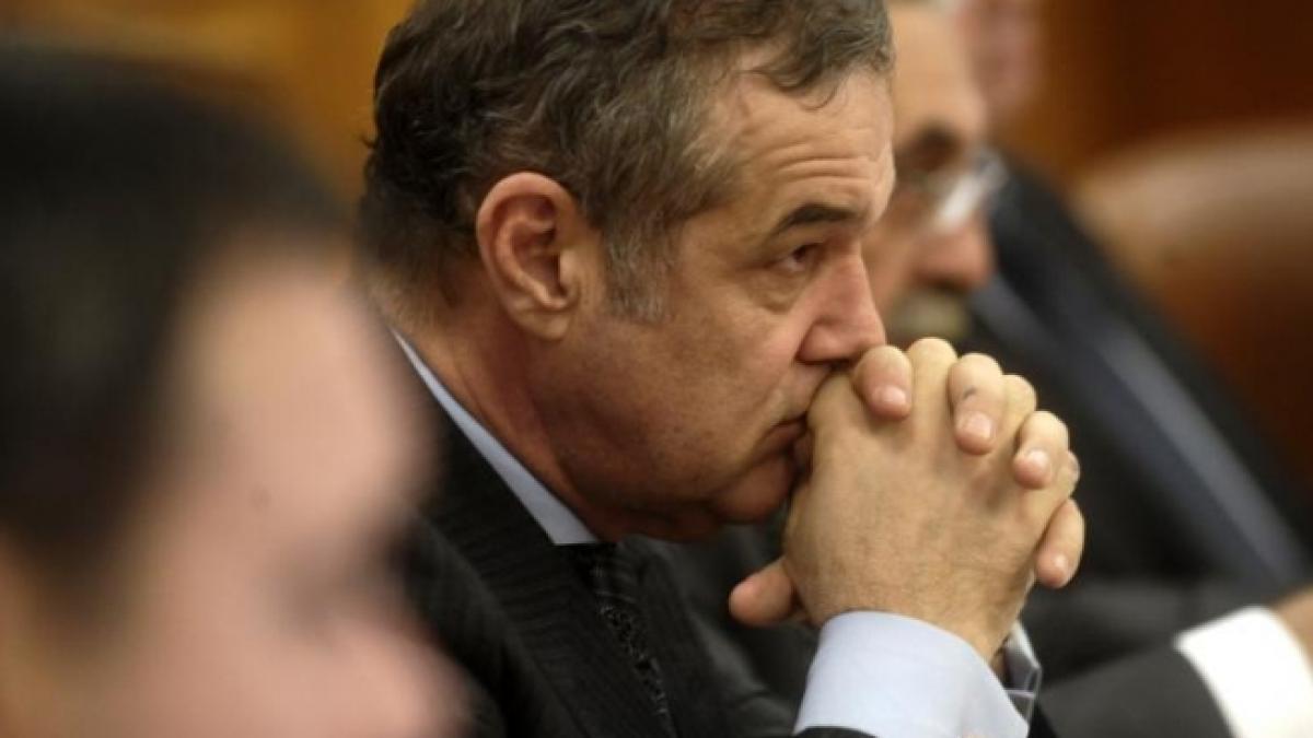 Gigi Becali a participat la slujba oficiată de doi călugări de la Athos, la penitenciarul Rahova