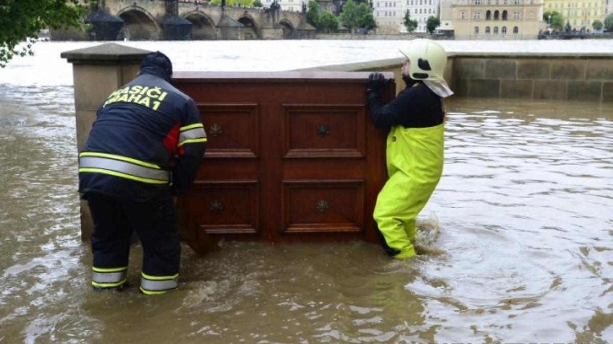 Stare de urgenţă din cauza inundaţiilor. &quot;Vom avea o dimineaţă critică&quot;