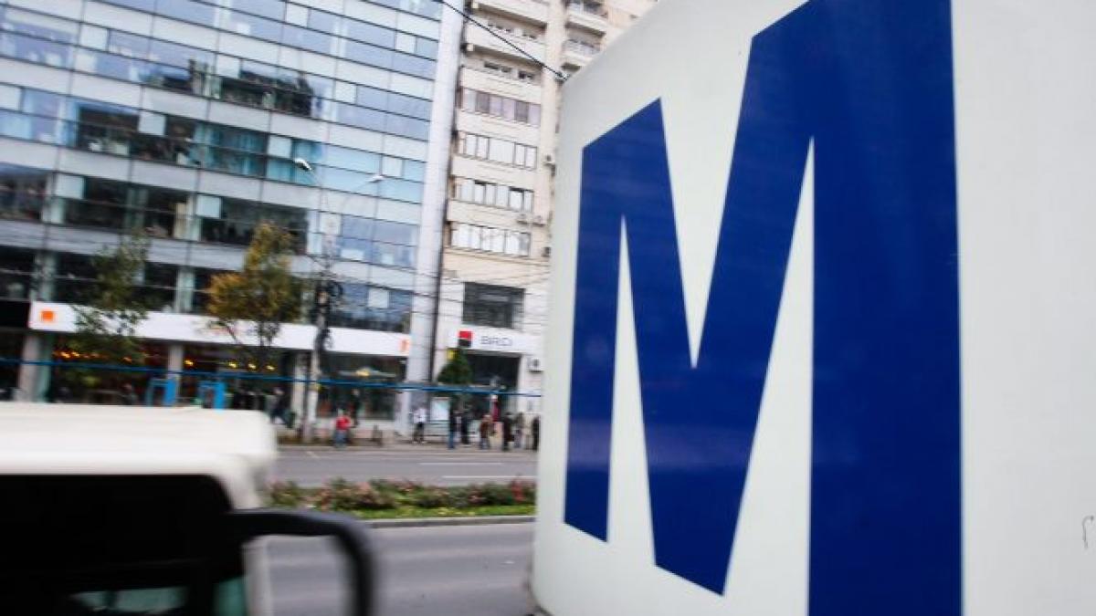 Defecţiune la metroul bucureştean. O garnitură s-a umplut de fum la staţia Piaţa Universităţii