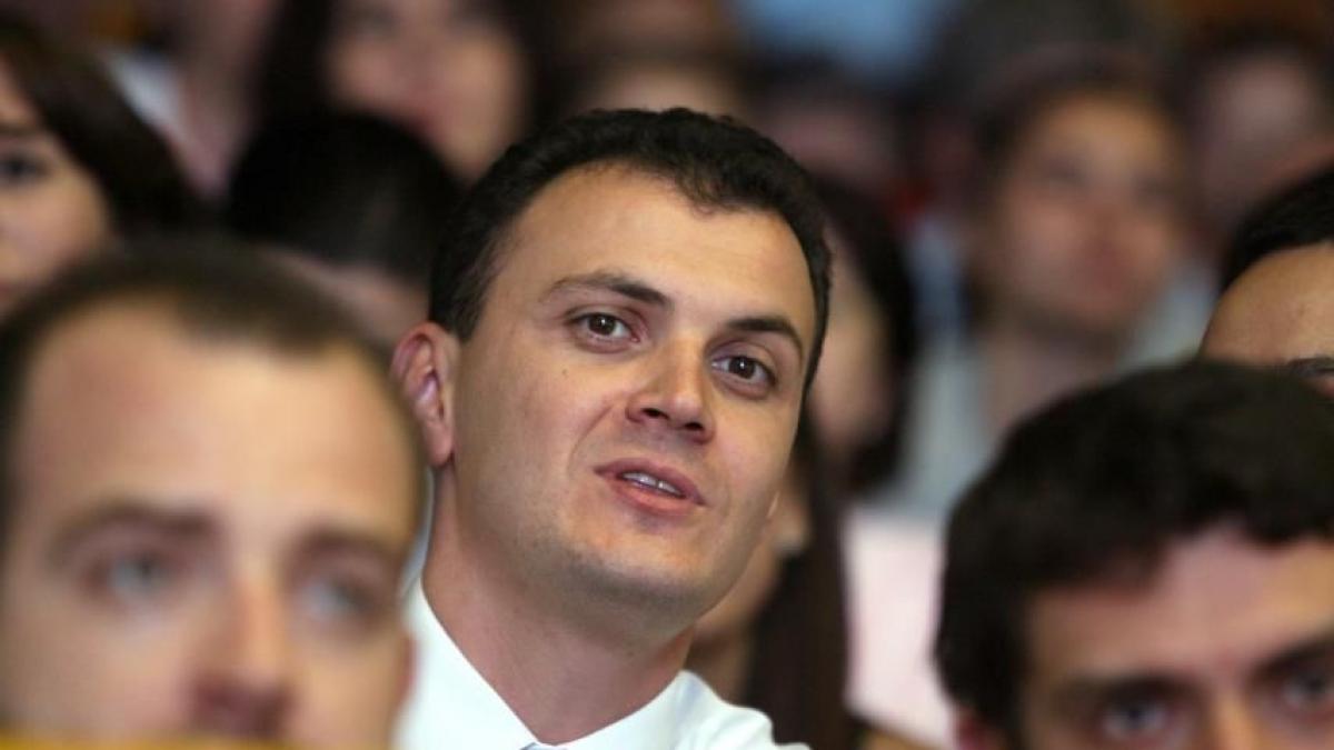 Joacă la două capete şi chiar se pricepe. Sebastian Ghiţă, susţinătorul Elenei Băsescu 