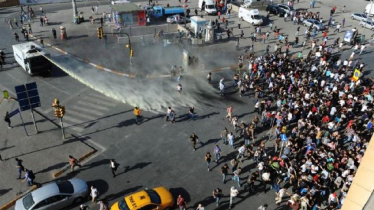 &quot;Taksim, rezistă, muncitorii vin!&quot;. Mii de persoane protestează la Istanbul, la apelul sindicatelor