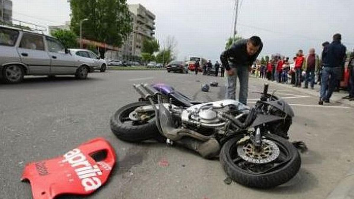 Viaţa unui motociclist a fost curmată de o şoferiţă neatentă şi grăbită. L-a lovit în plin pentru că NU s-a asigurat