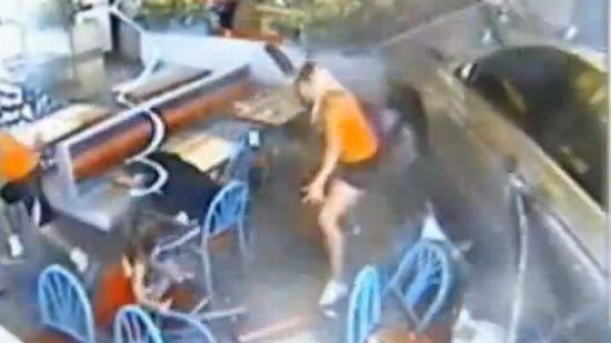 &quot;Parcă a fost o bombă&quot;. Vezi cum şi-a &quot;parcat&quot; o femeie maşina într-un restaurant