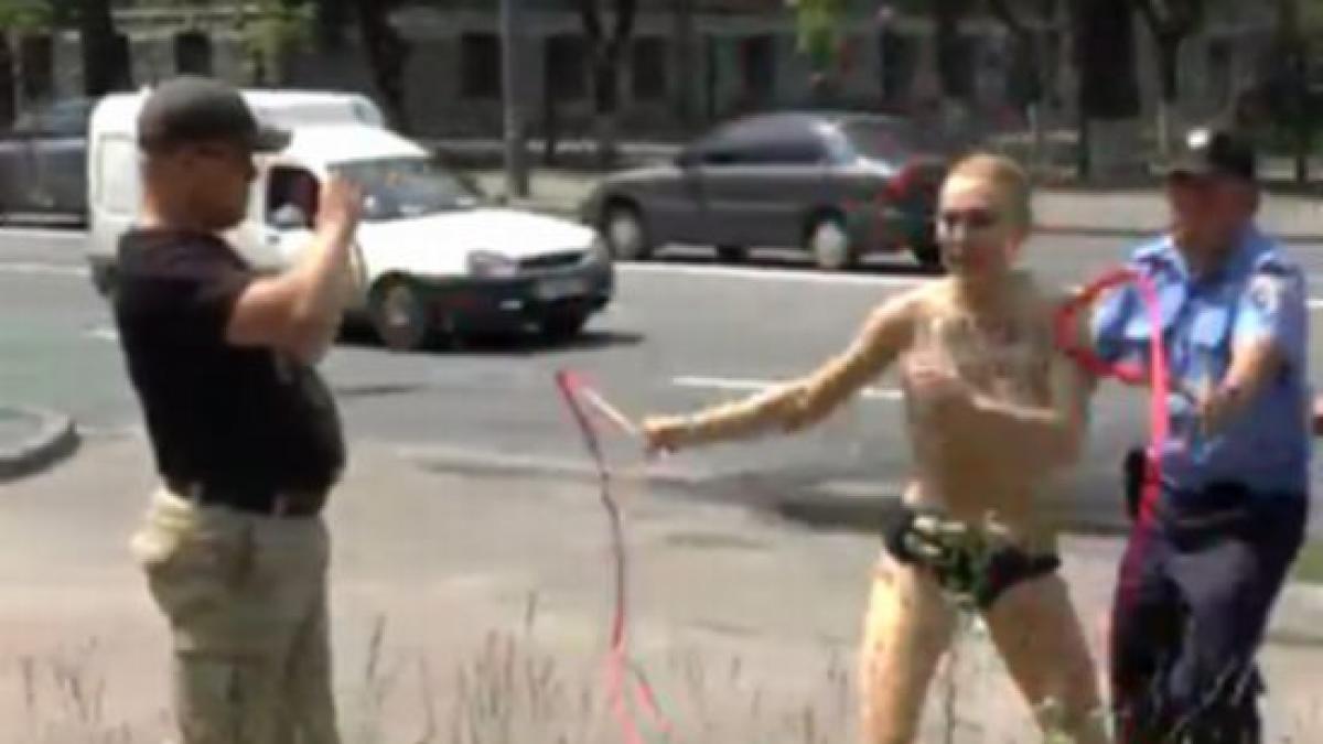 O activistă Femen topless a ironizat, la Kiev, divorţul lui Putin. Vezi aici protestul ei