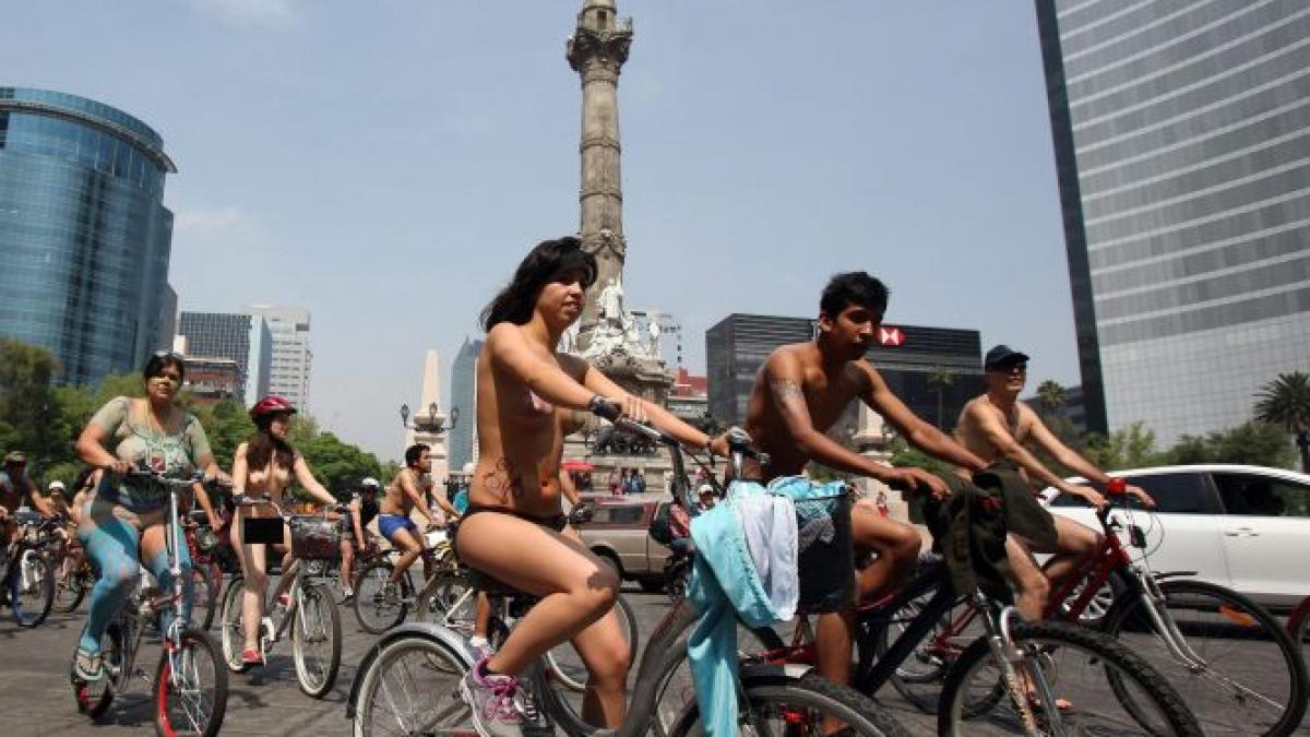 Goi pe două roţi: Mii de ciclişti au pedalat dezbrăcaţi pe străzile din Ciudad de Mexico